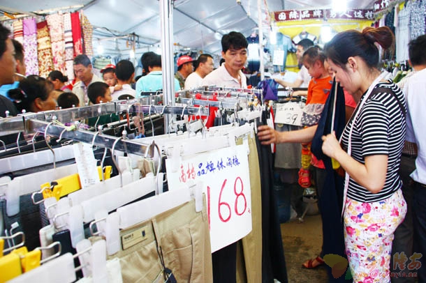 游客市民在商贸街选购商品。.JPG 游客市民在商贸街选购商品。.JPG