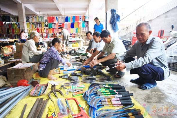 市民在选购农具。.jpg