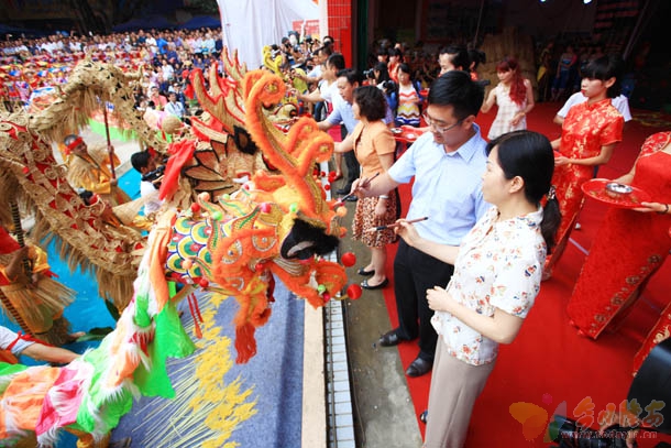 参加开幕式的领导嘉宾为彩龙点睛。.jpg